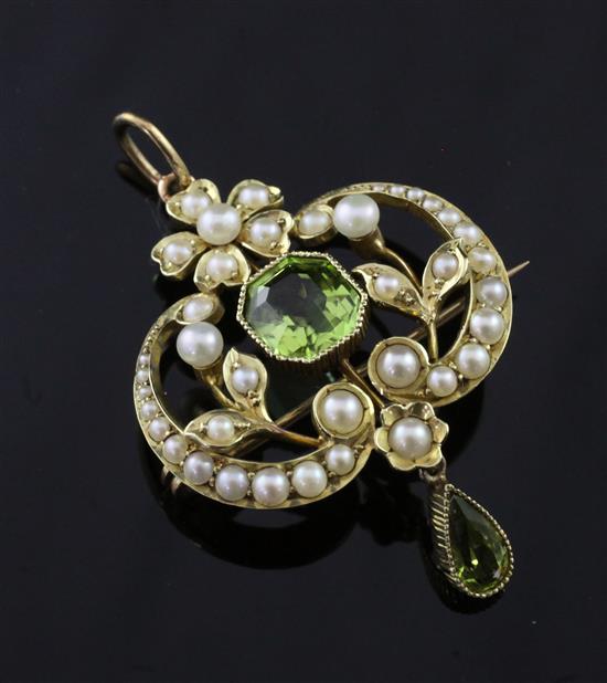 An Edwardian 15ct gold, peridot and split pearl set drop pendant, 1.5in.